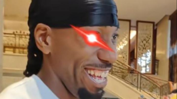 这不热巴吗？狂热球迷被好友及时拦截 头巾小卡笑嘻了