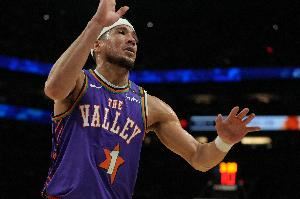 布克：预计自己很快能修正疲软的表现 得到31分并没令我宽慰