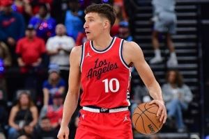 手感不佳!博格丹上半场5中1得到4分3板3助 三分3中0