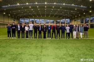 中足联携携于大宝、英超俱乐部讲师，参观中国足球训练基地